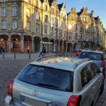 A veces es difícil aparcar en el centro de las ciudades. Arras, en el Norte de Francia.
